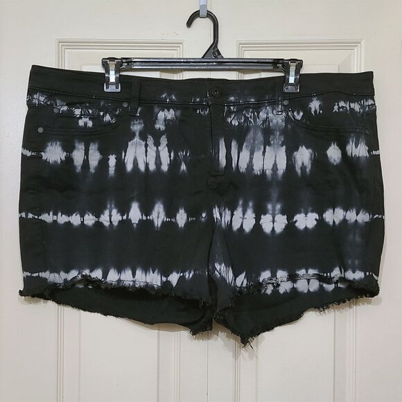 🆕️ Torrid Black Tie Dye 5-Inch Vintage Stretch Mid-Rise Denim Jean Shorts - Picture 3 of 4